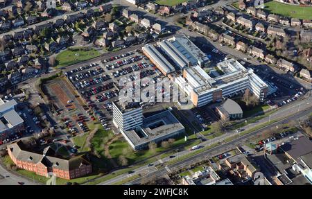 Vista aerea del Riverside College Widnes & Runcorn, e dell'edificio municipale che ospita il Consiglio del borgo di Halton (edificio a torre più piccolo in primo piano Foto Stock