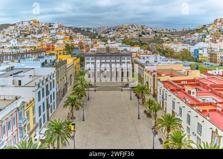 Las Palmas, Gran Canaria, la piazza Santa Ana con il Palazzo Consistoriale, l'attuale Municipio e la collina della città , vista dalla terrazza superiore del Foto Stock