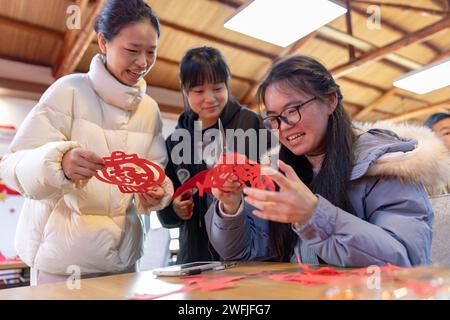 Pechino, provincia cinese del Jiangxi. 31 gennaio 2024. Le persone fanno decorazioni per tagliare la carta insieme a Lushan, nella provincia del Jiangxi della Cina orientale, 31 gennaio 2024. La gente di tutta la Cina si sta preparando per il prossimo Festival di primavera, la più grande occasione per riunioni di famiglia, e annuncia l'inizio della primavera. Credito: Han Junxuan/Xinhua/Alamy Live News Foto Stock