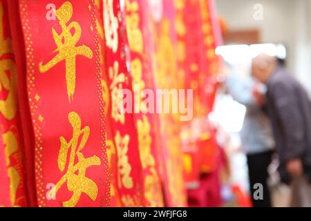 Pechino, provincia cinese dello Yunnan. 31 gennaio 2024. La gente acquista i distici del Festival di Primavera a Kunming, nella provincia dello Yunnan della Cina sud-occidentale, 31 gennaio 2024. La gente di tutta la Cina si sta preparando per il prossimo Festival di primavera, la più grande occasione per riunioni di famiglia, e annuncia l'inizio della primavera. Crediti: Li Yunsheng/Xinhua/Alamy Live News Foto Stock