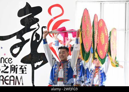 Pechino, provincia cinese di Hebei. 31 gennaio 2024. Gli artisti provano una danza per il Festival di Primavera a Shijiazhuang, nella provincia di Hebei della Cina settentrionale, 31 gennaio 2024. La gente di tutta la Cina si sta preparando per il prossimo Festival di primavera, la più grande occasione per riunioni di famiglia, e annuncia l'inizio della primavera. Crediti: Chen Qibao/Xinhua/Alamy Live News Foto Stock