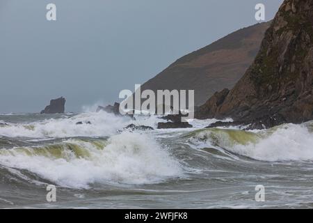 La tempesta Isha si schianta contro Portwrinkle Foto Stock