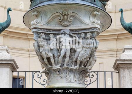 ROMA, VATICANO - 9 MARZO 2023: Si tratta di un antico piedistallo in marmo sotto un gigantesco e antico pinecone della Fontana del Pino nel cortile del Pino. Foto Stock