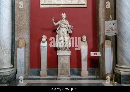 ROMA, VATICANO - 9 MARZO 2023: Si tratta di una collezione di antiche sculture antiche nella sala dei busti dei Musei Vaticani. Foto Stock