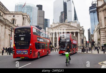 Londra, Regno Unito. 31 gennaio 2024. Gli autobus passano accanto alla Bank of England e al Royal Exchange. Il BOE dovrebbe lasciare invariati i tassi di interesse quando prenderà la sua decisione giovedì. Credito: Vuk Valcic/Alamy Live News Foto Stock