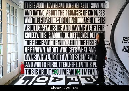 Londra - Serpentine è onorata di presentare una mostra personale di opere recenti dell'artista americana Barbara Kruger (B. 1945, Newark, New Jersey, USA). La mostra è presentata a Serpentine South dal 1 febbraio al 17 marzo 2024 e in ambito pubblico con Outernet Art. È la prima personale istituzionale dell'artista a Londra in oltre 20 anni e un ritorno a Serpentine. Kruger ha precedentemente esposto a Serpentine nel 1994 come parte della mostra collettiva Wall to Wall. Foto Stock