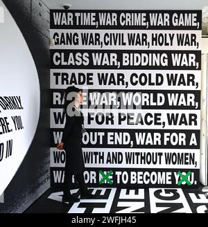 Londra - Serpentine è onorata di presentare una mostra personale di opere recenti dell'artista americana Barbara Kruger (B. 1945, Newark, New Jersey, USA). La mostra è presentata a Serpentine South dal 1 febbraio al 17 marzo 2024 e in ambito pubblico con Outernet Art. È la prima personale istituzionale dell'artista a Londra in oltre 20 anni e un ritorno a Serpentine. Kruger ha precedentemente esposto a Serpentine nel 1994 come parte della mostra collettiva Wall to Wall. Foto Stock