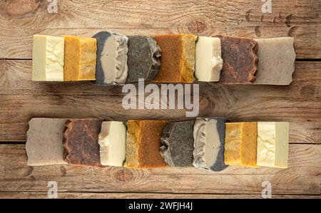 Set di diversi saponi naturali fatti in casa su un tavolo di legno. Foto Stock