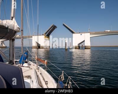 Apertura del ponte Schelda orientale per barche a vela con alberi alti, Schelda orientale, Zelanda, Paesi Bassi Foto Stock