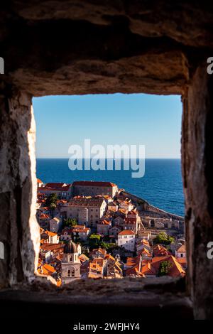 Una finestra che si affaccia su Dubrovnik e sul mare Adriatico - Dubrovnik, Croazia Foto Stock