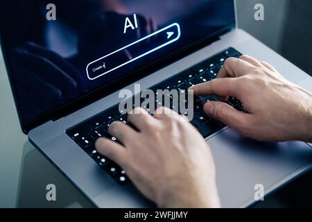 Prompt chat AI. Intelligenza artificiale e tecnologia digitale. Uomo che usa il chatbot con un notebook al lavoro. Contenuti creativi. Generare testo o immagine. Foto Stock