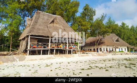 Bungalow e piccole camere d'hotel nella costa orientale di Zanziba Foto Stock