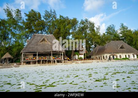 Bungalow e piccole camere d'hotel nella costa orientale di Zanziba Foto Stock