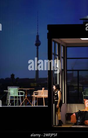 Christiane Karg als Rusalka während der Fotoprobe für Rusalka in der Staatsoper Unter den Linden a Berlino, 30. Januar 2024. // Lyrisches Märchen in drei Akten von Antonin Dvorak. Musikalische Leitung Robin Ticciati. Inszenierung Kornel Mundruczo. Bühne und Kostüme Monika Pormale. Premiere AM 4. Febbraio 2024. Staatsoper Berlin Rusalka *** Christiane Karg come Rusalka durante le prove fotografiche di Rusalka allo Staatsoper Unter den Linden di Berlino, 30 gennaio 2024 fiaba lirica in tre atti di Antonin Dvorak direzione musicale Robin Ticciati messa in scena Kornel Mundruczo Stage e costumi Foto Stock