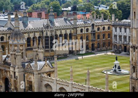 La vista aerea del prato verde della corte anteriore con la fontana dell'acqua del Re nel King's College, vista dalla torre di St Mary Th Foto Stock