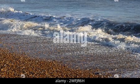 Onde che si infrangono sulla riva Foto Stock