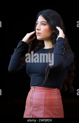Bella Donna che guarda lontano Foto Stock