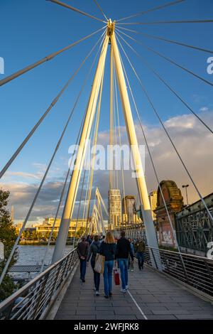 Ponte pedonale di Hungerford sul Tamigi presso la stazione di Charring Cross Foto Stock