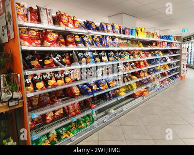 Molte scaffalature di navi in un supermercato Foto Stock