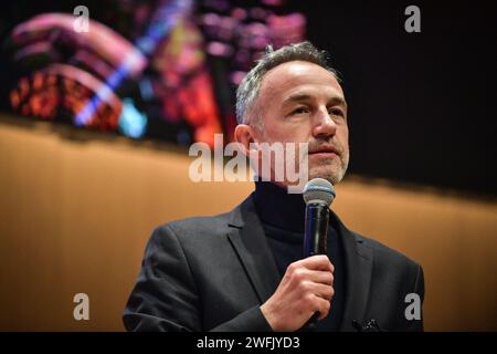 Issy Les Moulineaux, Francia. 31 gennaio 2024. Il primo vice sindaco di Parigi, Emmanuel Gregoire parla durante una conferenza stampa per la "Marathon pour Tous" presso la sede di Orange a Issy-les-Moulineaux, vicino Parigi, in Francia, il 31 gennaio 2024. Foto di Firas Abdullah/ABACAPRESS.COM credito: Abaca Press/Alamy Live News Foto Stock