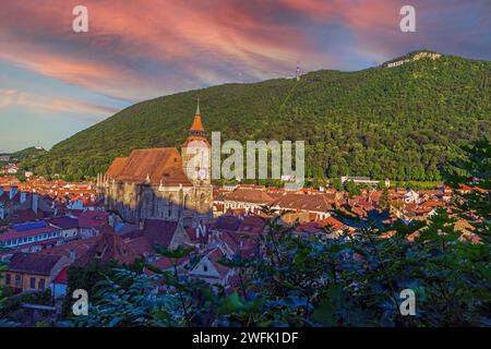 Vista aerea con il centro storico di Brasov, Romania. Documentario attestato dal 1203, la città e i suoi dintorni sono un forte centro turistico Foto Stock