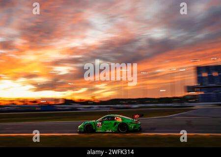 Daytona, Vereinigte Staaten. 19 gennaio 2024. Porsche 911 GT3 R, AO Racing (#77), Laurin Heinrich (D), Sebastian Priaulx (Regno Unito), Michael Christensen (DK) credito: dpa/Alamy Live News Foto Stock