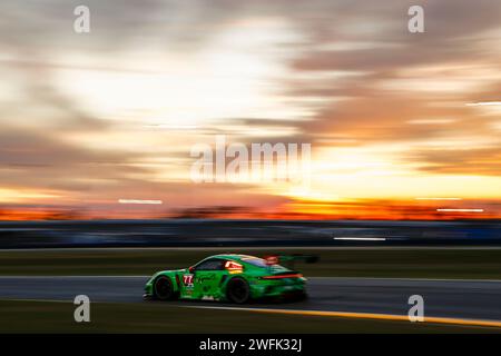 Daytona, Vereinigte Staaten. 19 gennaio 2024. Porsche 911 GT3 R, AO Racing (#77), Laurin Heinrich (D), Sebastian Priaulx (Regno Unito), Michael Christensen (DK) credito: dpa/Alamy Live News Foto Stock