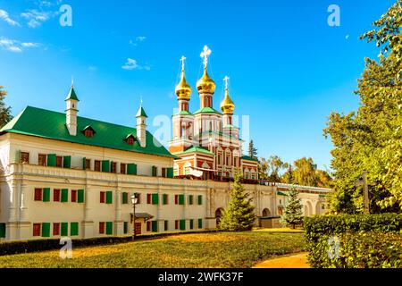 Cortile interno del Convento madre di Smolensk Novodevichy a Mosca con la Chiesa dell'Intercessione Foto Stock