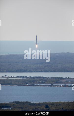 Cape Canaveral, Stati Uniti d'America. 30 gennaio 2024. Un razzo SpaceX Falcon 9 esplode nello spazio trasportando la missione Northrop Grumman Cygnus Unmanned Commercial Resupply Services dallo Space Launch Complex 40 presso la Cape Canaveral Space Force Station, il 30 gennaio 2024 a Cape Canaveral, Florida. La navicella spaziale trasporta 8.200 chili di indagini scientifiche, rifornimenti e attrezzature alla stazione spaziale Internazionale. Crediti: Kim Shiflett/NASA Photo/Alamy Live News Foto Stock