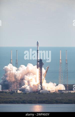 Cape Canaveral, Stati Uniti d'America. 30 gennaio 2024. Un razzo SpaceX Falcon 9 esplode nello spazio trasportando la missione Northrop Grumman Cygnus Unmanned Commercial Resupply Services dallo Space Launch Complex 40 presso la Cape Canaveral Space Force Station, il 30 gennaio 2024 a Cape Canaveral, Florida. La navicella spaziale trasporta 8.200 chili di indagini scientifiche, rifornimenti e attrezzature alla stazione spaziale Internazionale. Crediti: Kim Shiflett/NASA Photo/Alamy Live News Foto Stock