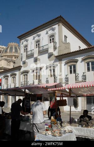 Fiera d'arte e d'antiquariato di fronte al 'Paco Imperial' del XVIII secolo, nel centro di Rio de Janeiro. Foto Stock