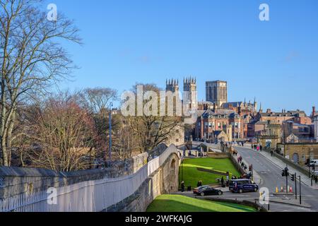 La City Wall Walk guarda verso York Minster, York, Inghilterra, Regno Unito. Foto Stock