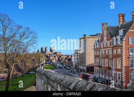 Il City Wall Walk guarda verso la cattedrale di York, con il Grand Hotel sulla destra, York, Inghilterra, Regno Unito. Foto Stock