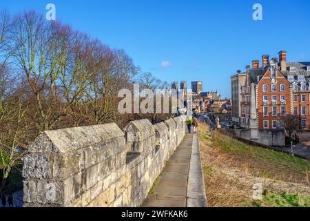 Il City Wall Walk guarda verso la cattedrale di York, con il Grand Hotel sulla destra, York, Inghilterra, Regno Unito. Foto Stock