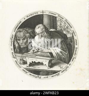 L'evangelista Marcus, Crispijn van de Passe (i), 1574 - 1637 stampa l'evangelista Marcus che scrive il suo Vangelo. Dietro di lui il suo attributo de Leeuw. Sullo sfondo la crocifissione di Cristo. Lo spettacolo è catturato in una cornice rotonda con una scritta di bordo in latino. Stampa da una serie di quattro con gli evangelisti. Carta sconosciuta incisione St. Segnate l'evangelista che scrive il Vangelo, di solito un leone (alato) presente. La crocifissione di Cristo: La morte di Cristo sulla croce; Golgota (Matteo 27:45-58; Marco 15:33-45; Luca 23:44-52; Giovanni 19:25-38) Foto Stock