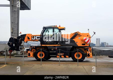 Gru JCB / veicolo di sollevamento parcheggiato sulla Cardiff Bay Barrage. Inverno 2024. Gennaio Foto Stock