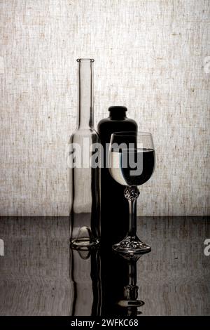 Natura morta con oggetti in vetro con riflesso Foto Stock