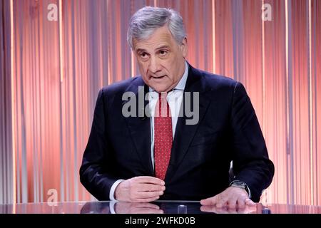 Roma, Italia. 31 gennaio 2024. Foto Mauro Scrobogna/LaPresse31-01-2024 Roma (Italia) - politica - RAI - trasmissione cinque minuti - nella foto: Il Ministro degli Esteri e vice Premier Antonio Tajani ospite di Bruno Vespa 31 gennaio 2024 Roma (Italia) - politica - trasmissione cinque minuti - nella foto: il ministro degli affari esteri e vice PM Antonio Tajani ospite di Bruno Vespa credito: la Presse/Alamy Live News Foto Stock