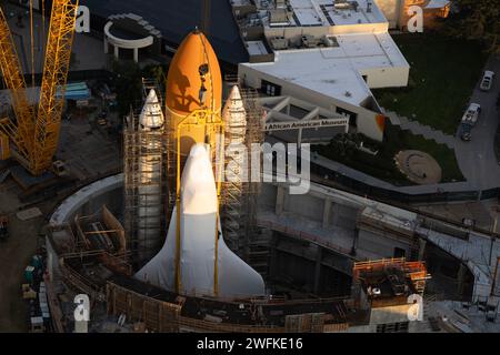 Los Angeles, USA. 14 dicembre 2023. Lo Space Shuttle Endeavour è avvolto in pellicola protettiva termoretraibile in posizione di lancio completo presso il Samuel Oschin Air and Space Center di Los Angeles, California. Martedì 30 gennaio 2024.Armando Arorizo (Credit Image: © Armando Arorizo/Prensa Internacional via ZUMA Press Wire) SOLO USO EDITORIALE! Non per USO commerciale! Foto Stock