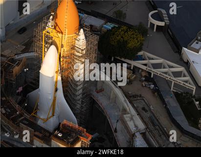 Los Angeles, USA. 14 dicembre 2023. Lo Space Shuttle Endeavour è avvolto in pellicola protettiva termoretraibile in posizione di lancio completo presso il Samuel Oschin Air and Space Center di Los Angeles, California. Martedì 30 gennaio 2024.Armando Arorizo (Credit Image: © Armando Arorizo/Prensa Internacional via ZUMA Press Wire) SOLO USO EDITORIALE! Non per USO commerciale! Foto Stock