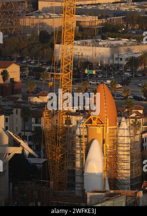 Los Angeles, USA. 14 dicembre 2023. Lo Space Shuttle Endeavour è avvolto in pellicola protettiva termoretraibile in posizione di lancio completo presso il Samuel Oschin Air and Space Center di Los Angeles, California. Martedì 30 gennaio 2024.Armando Arorizo (Credit Image: © Armando Arorizo/Prensa Internacional via ZUMA Press Wire) SOLO USO EDITORIALE! Non per USO commerciale! Foto Stock