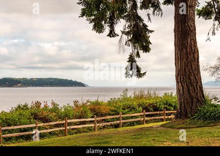 Una vista di Penn Cove dai prati dello storico Captain Whidbey Inn, a Whidbey Island, nello stato di Washington, USA. Foto Stock