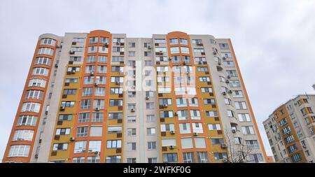 Edificio residenziale a piu' piani in citta' Foto Stock