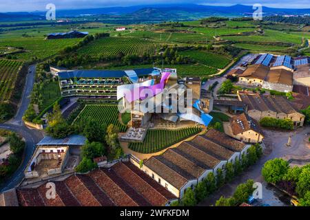 Esterno dell'azienda vinicola Marques de Riscal Hotel - la Rioja Alavesa, Alava, Araba Euskal herria, Euskadi Spagna. L'attività di svago si trova principalmente in t Foto Stock