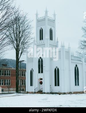 St Johns Episcopal Church in the Snow, Ellicottville, New York Foto Stock