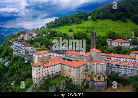 Vista panoramica del Santuario di nostra Signora di Arantzazu. Santuario di nostra Signora di Arantzazu è un santuario francescano situato a Oñati, Gipuzkoa, basco Foto Stock