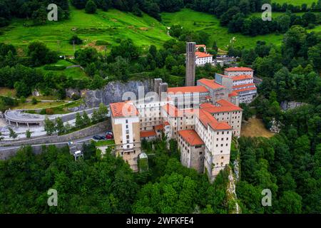 Vista panoramica del Santuario di nostra Signora di Arantzazu. Santuario di nostra Signora di Arantzazu è un santuario francescano situato a Oñati, Gipuzkoa, basco Foto Stock