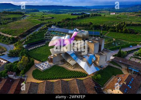 Esterno dell'azienda vinicola Marques de Riscal Hotel - la Rioja Alavesa, Alava, Araba Euskal herria, Euskadi Spagna. L'attività di svago si trova principalmente in t Foto Stock