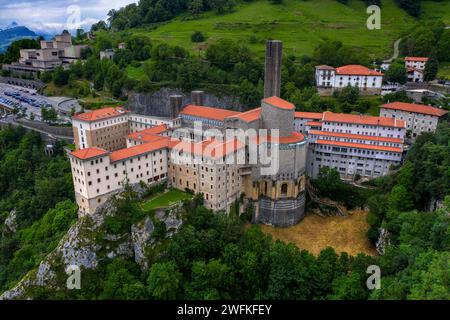 Vista panoramica del Santuario di nostra Signora di Arantzazu. Santuario di nostra Signora di Arantzazu è un santuario francescano situato a Oñati, Gipuzkoa, basco Foto Stock