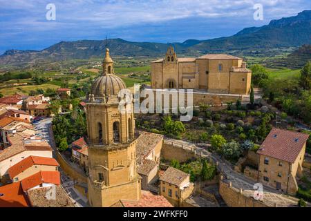 Veduta aerea della Chiesa di nostra Signora dell'assunzione e dell'Eremo del Santo Cristo, Labastida, Rioja Alavesa , Araba, Paesi Baschi, Spagna. Iglesia Foto Stock